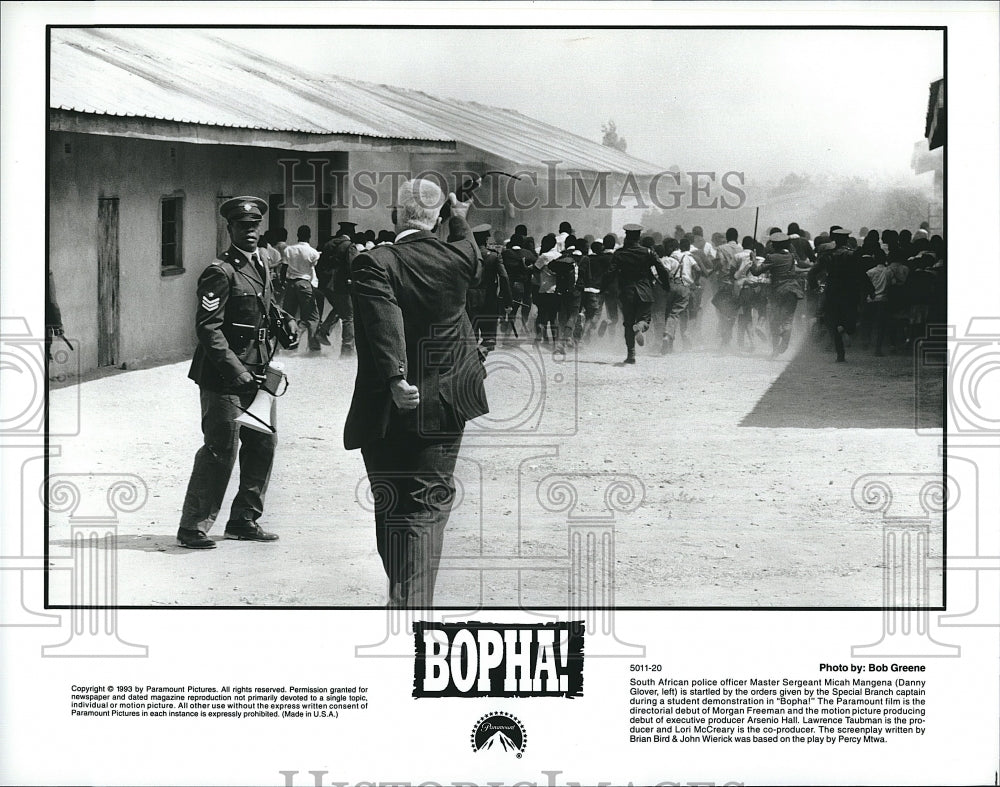 1993 Press Photo Danny Glover Actor Scene From Bopha Drama Film Movie - Historic Images