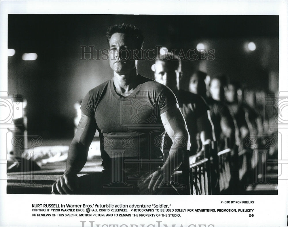 1998 Press Photo Kurt Russell American Actor Soldier Film Action Movie Scene- Historic Images