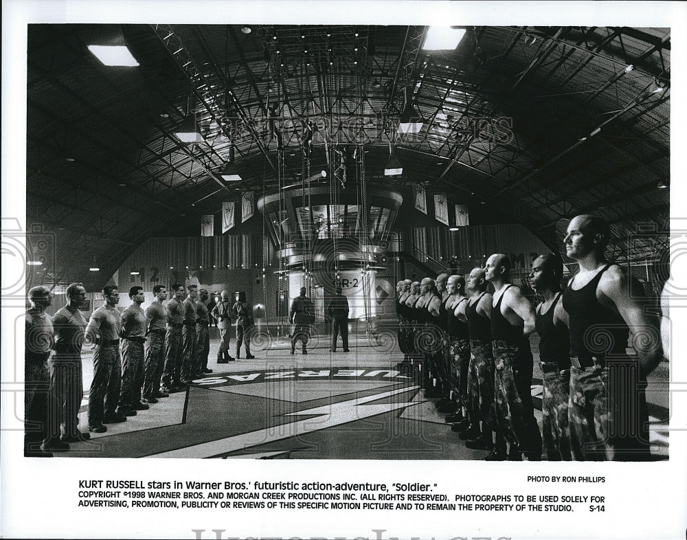 1998 Press Photo Kurt Russell American Actor Soldier Film Action Movie Scene