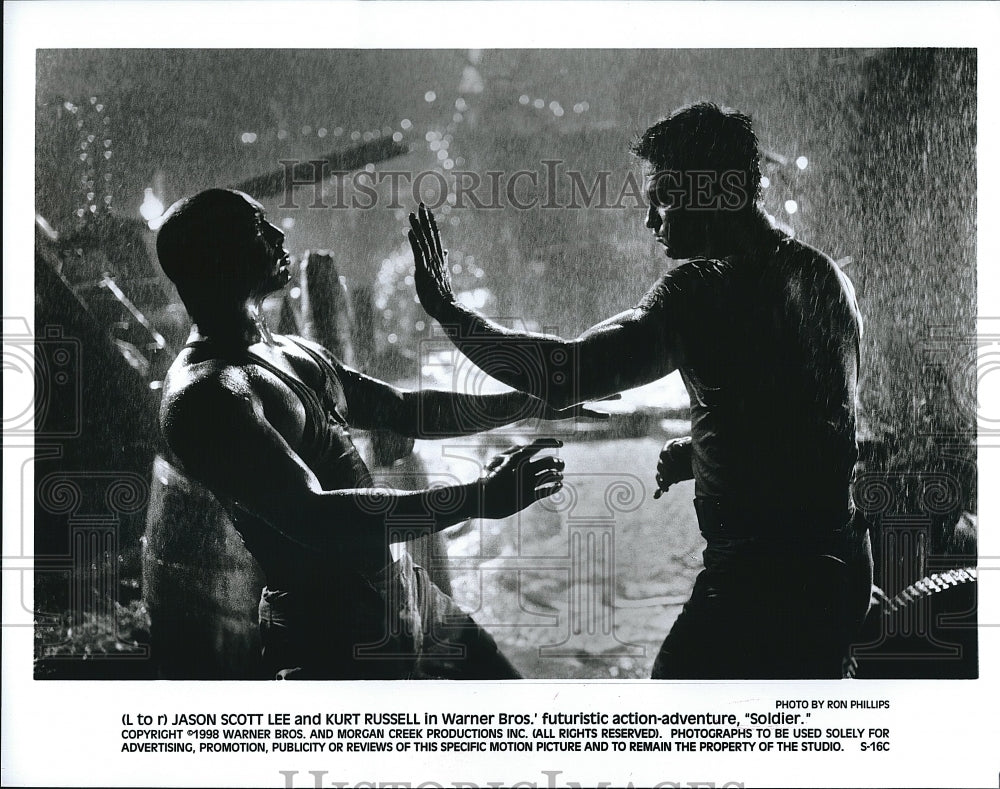 1998 Press Photo Jason Scott Lee Actor Kurt Russell Soldier Film Action Movie- Historic Images