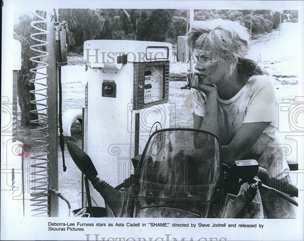 1988 Press Photo Shame Film Actress Deborra-Lee Furness Gas Station Scene- Historic Images