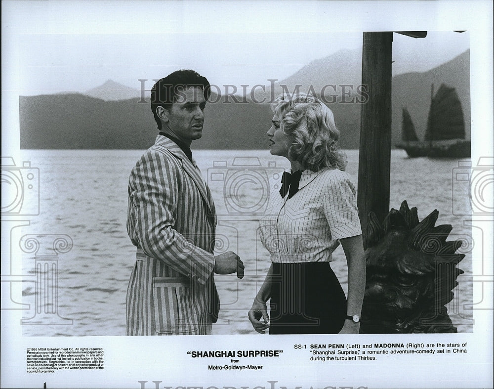 1986 Press Photo Shanghai Surprise Film Sean Penn Madonna Waterside Scene- Historic Images