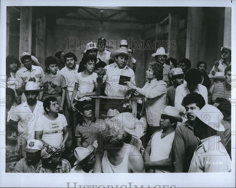 1987 Press Photo Hotel Colonial Film Actor John Savage Gathering Scene- Historic Images