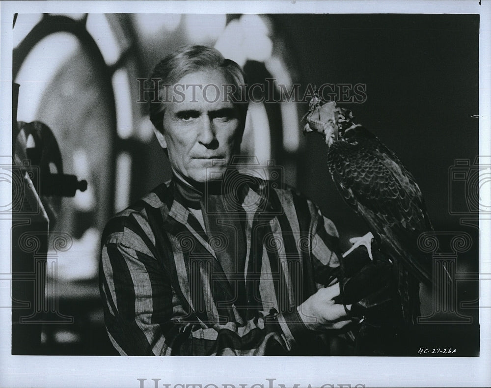 1987 Press Photo Hotel Colonial Film Actor Robert Duvall Holding Falcon Scene- Historic Images