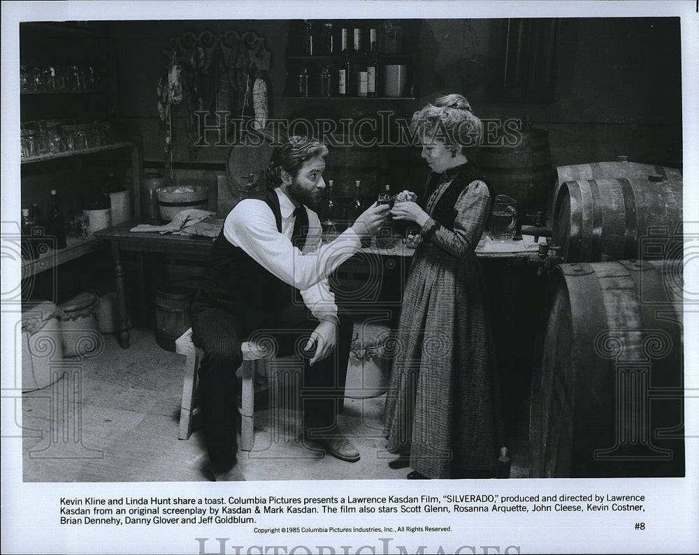 1985 Press Photo Kevin Kline, Linda Hunt &quot;Silverado&quot;- Historic Images