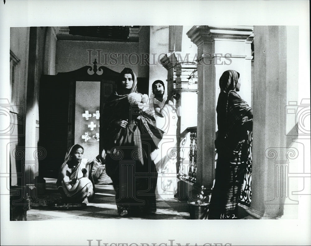 1984 Press Photo Home And The World Film Actor Swatilekha Chatterjee Scene- Historic Images