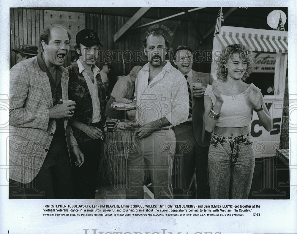 1989 Press Photo &quot;In Country&quot; Emily Lloyd ,Bruce Willis,S Tobolowsky, J Beaver- Historic Images