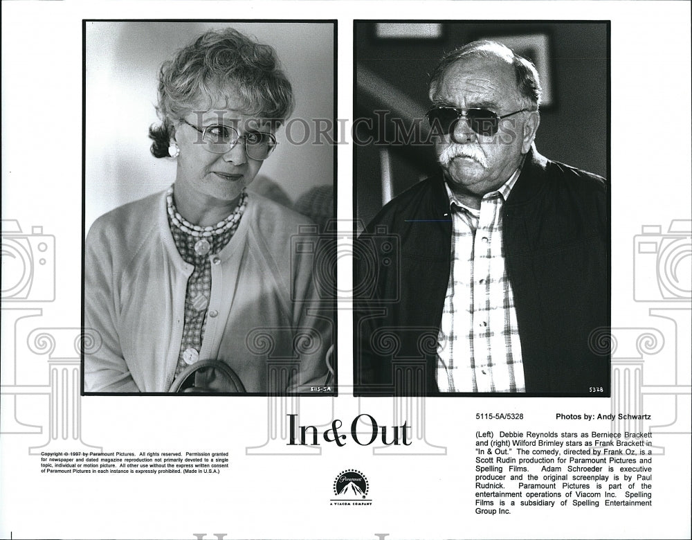 1997 Press Photo Actress Debbie Reynolds &amp; Berniece Bracket In &quot;In &amp; Out&quot; - Historic Images