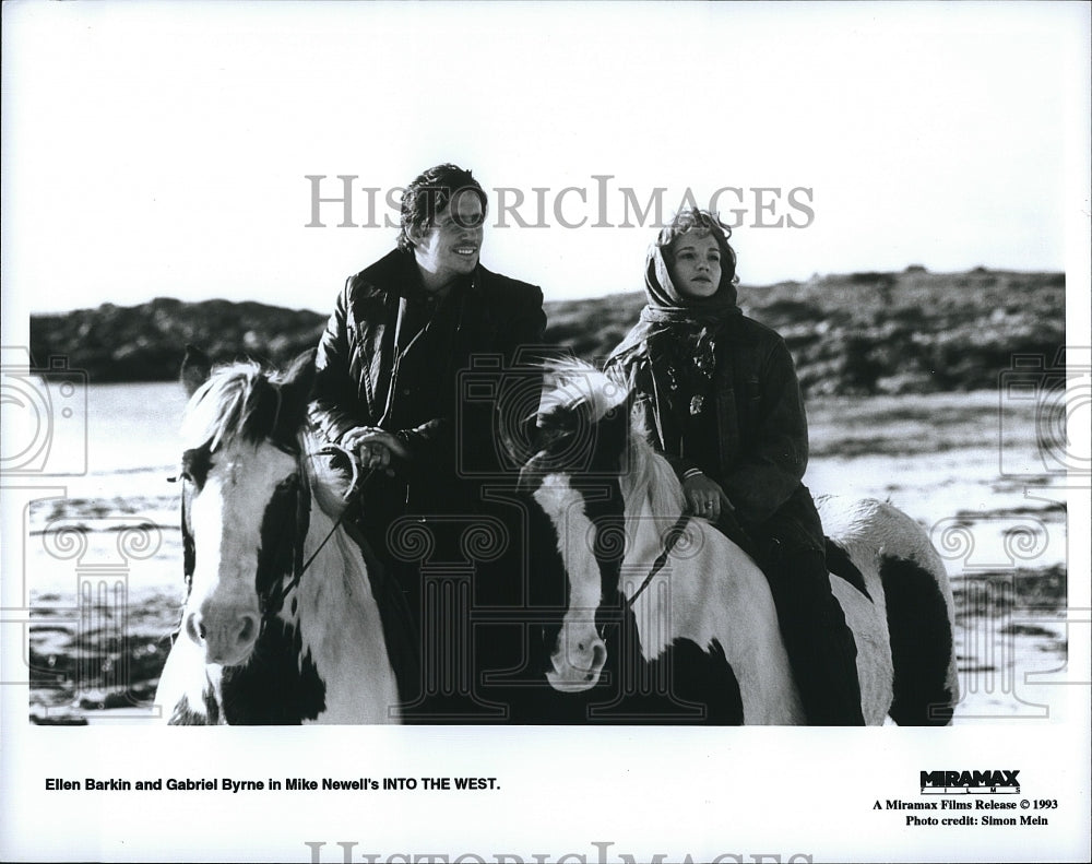 1993 Press Photo Actress Ellen Barkin &amp; Gabriel Byrne In &quot;Into The West&quot; - Historic Images