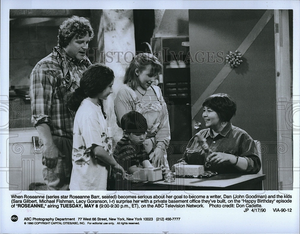 1990 Press Photo Actress Roseanne Barr &amp; John Goodman In &quot;Roseanne&quot; - Historic Images