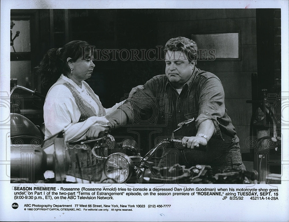 1992 Press Photo Actor John Goodman &amp; Roseanne Arnold In &quot;Roseanne&quot; - Historic Images