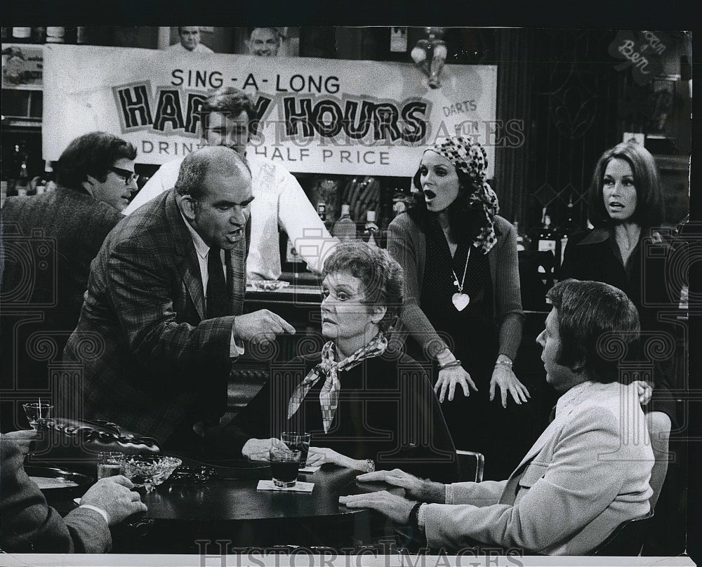 1973 Press Photo &quot;Mary Tyler Moore Show&quot; Ed Asner guest stars- Historic Images