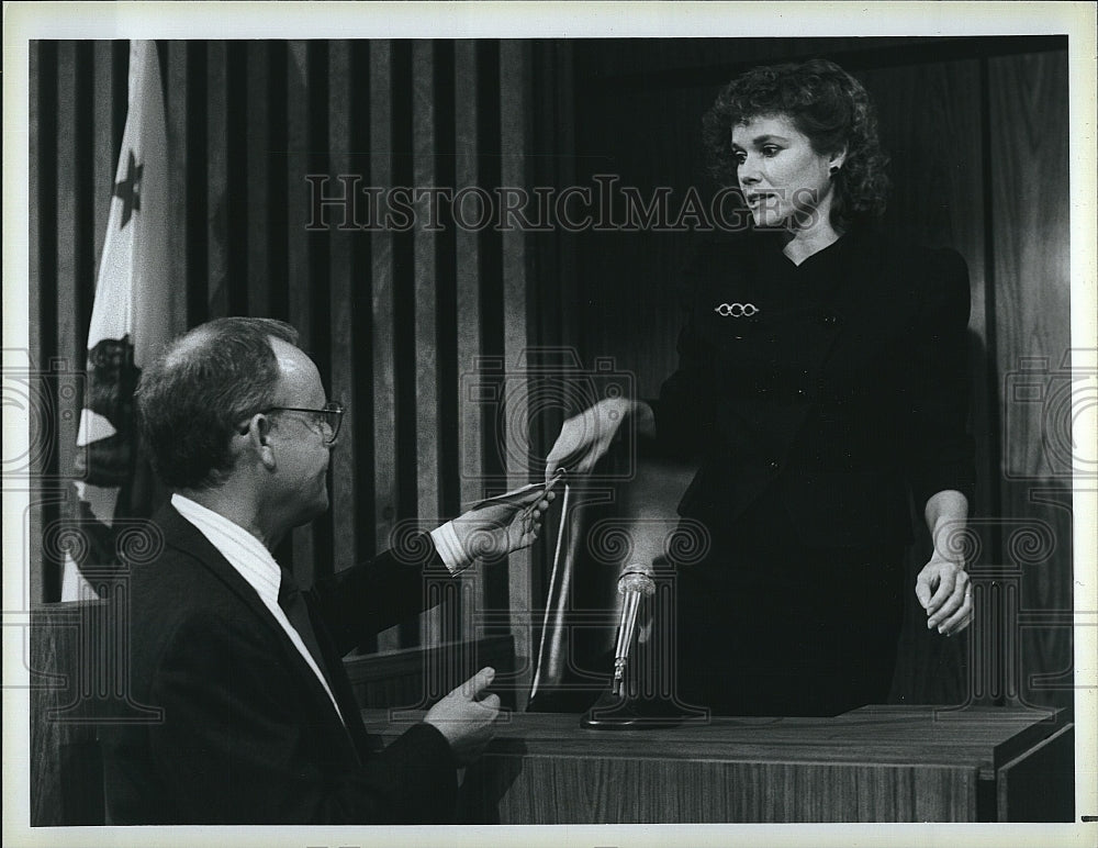 1985 Press Photo Barbara Hershey &amp; Buck Henry Star in &quot;Murder Me Twice&quot;- Historic Images