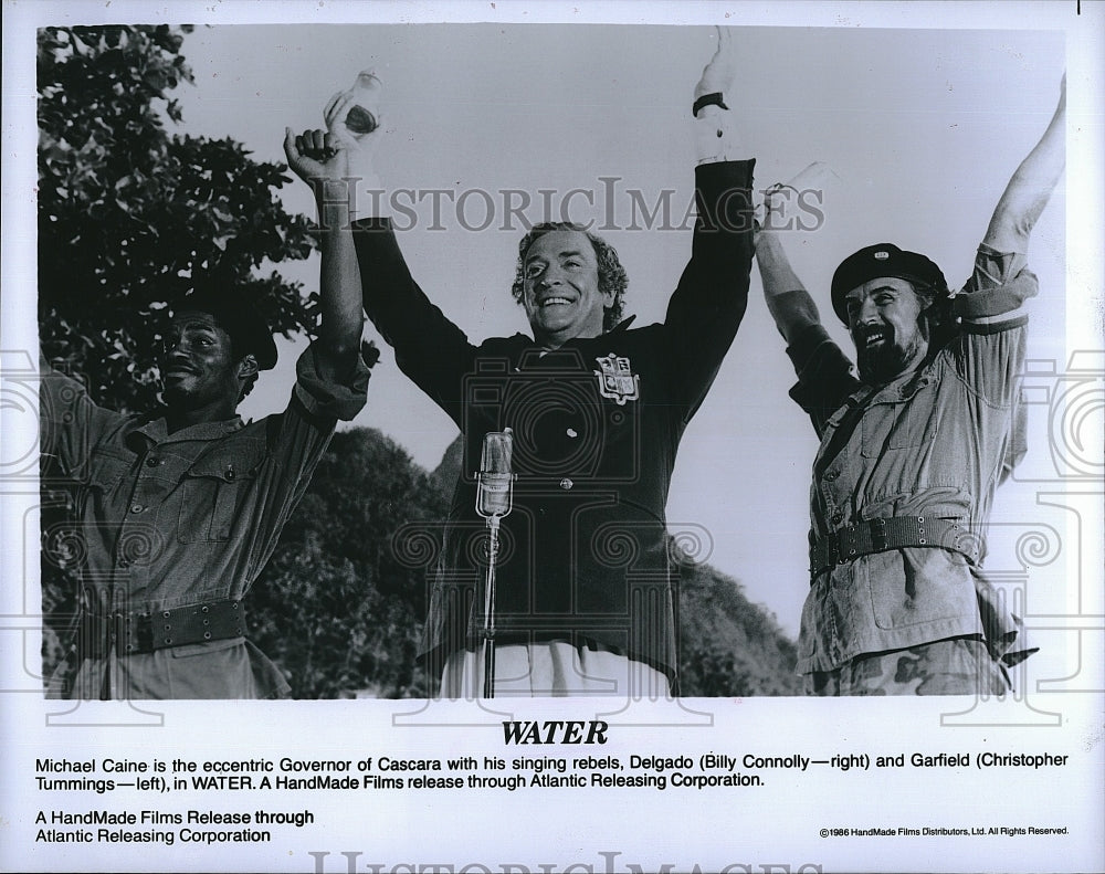 1986 Press Photo Actor Billy Connolly &amp; Christopher Tummings In &quot;Water&quot;- Historic Images