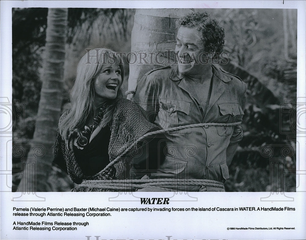 1986 Press Photo Actress Valerie Perrine &amp; Michael Caine In &quot;Water&quot;- Historic Images