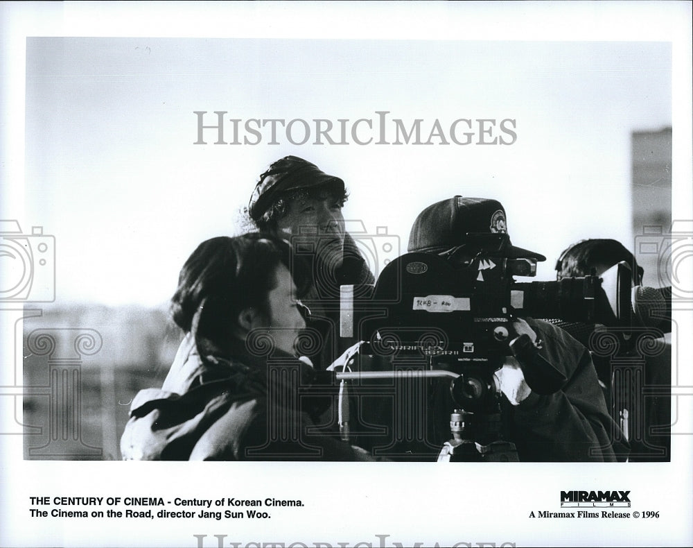 1996 Press Photo Cinema On The Road Diretor Jang Sun Woo Behind Camera- Historic Images