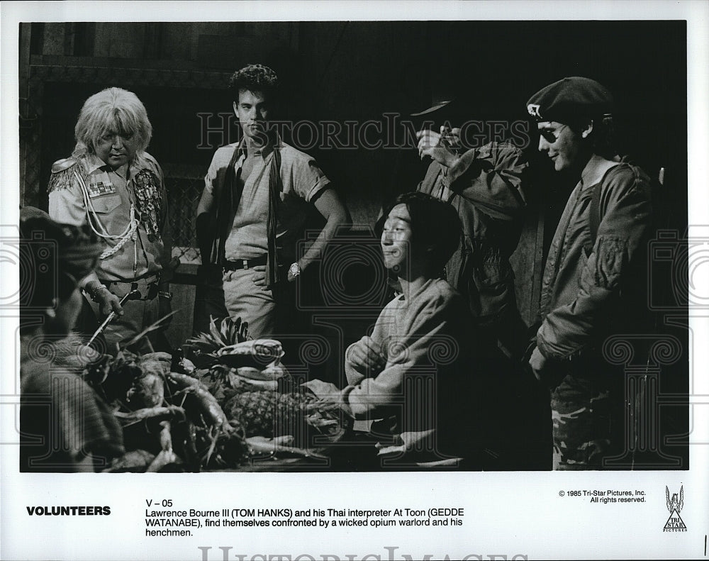 1985 Press Photo Actor, Director Tom Hanks, Gedde Watanabe In Volunteers- Historic Images