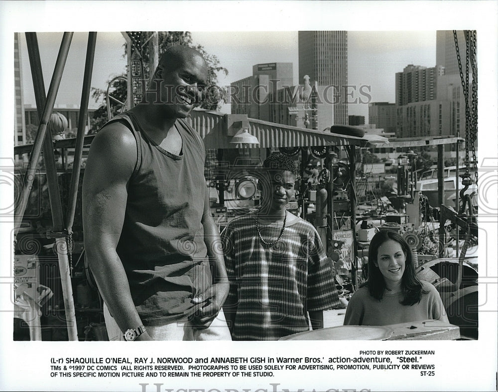 1997 Press Photo Actor Shaquille O&#39;Neal &amp; Ray J. Norwood In &quot;Steel&quot; - Historic Images