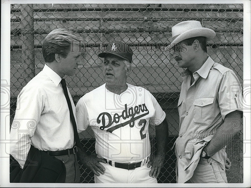 1985 Press Photo Actor Jameson Parker, Gerald McRaney, Tommy Lasorda, Baseball- Historic Images