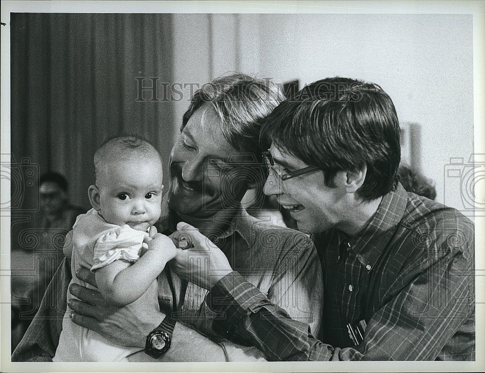 1984 Press Photo Actor Perry King &amp; Thom Bray In &quot;Riptide&quot;- Historic Images