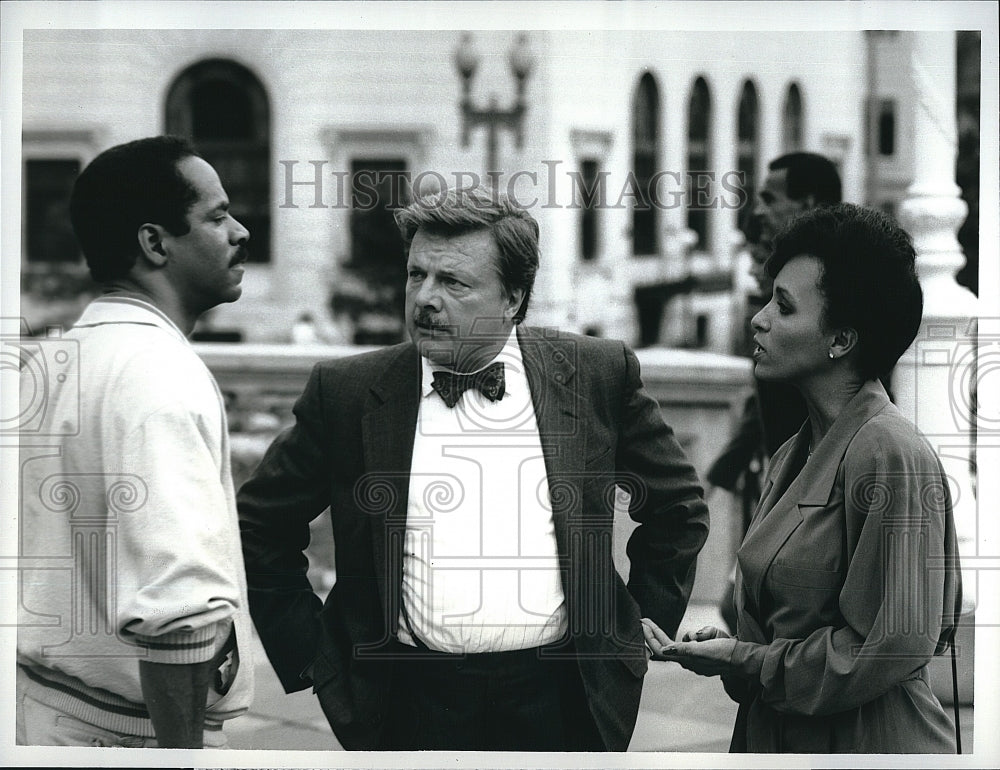 1989 Press Photo Actor Tim Reid &amp; John Karlen In &quot;Snoops&quot;- Historic Images