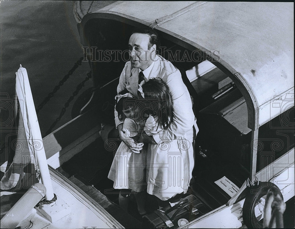 1977 Press Photo Victor Spinetti Della McDermott Genevieve West Voyage Of Damned- Historic Images