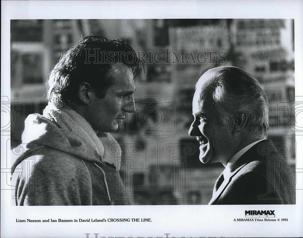 1991 Press Photo Liam Neeson Actor Ian Bannen Crossing The Line Movie Film - Historic Images