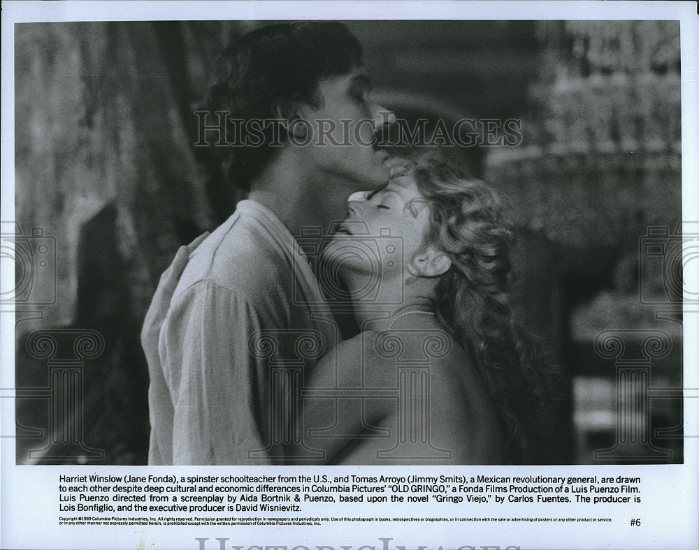 1988 Press Photo Actor Jimmy Smits &amp; Jane Fonda in &quot;Old Gringo&quot;- Historic Images