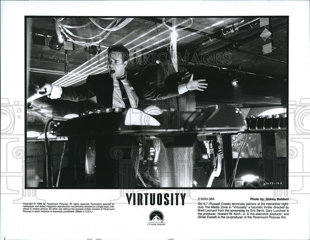 1995 Press Photo Russell Crowe Stars In &quot;Virtuosity&quot;- Historic Images