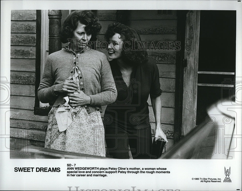 1985 Press Photo &quot;Sweet Dreams&quot; Ann Wedgeworth, Patsy ClineHarris- Historic Images