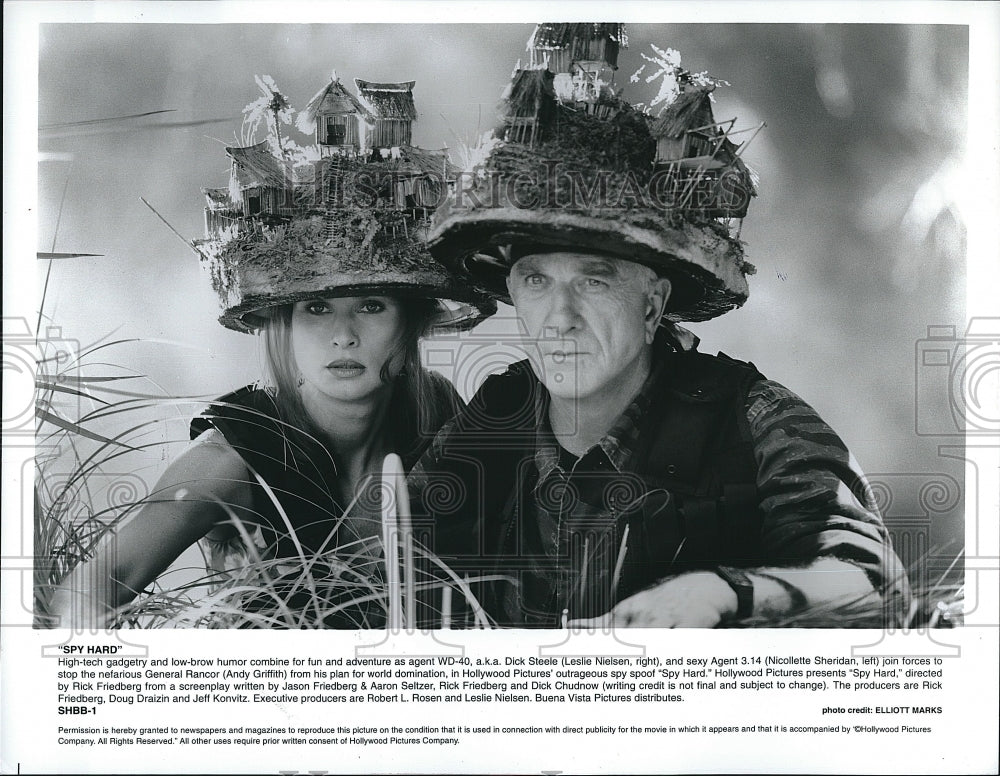 1996 Press Photo Actor Leslie Nelson As Agent WD-40 In &quot;Spy Hard&quot; - Historic Images