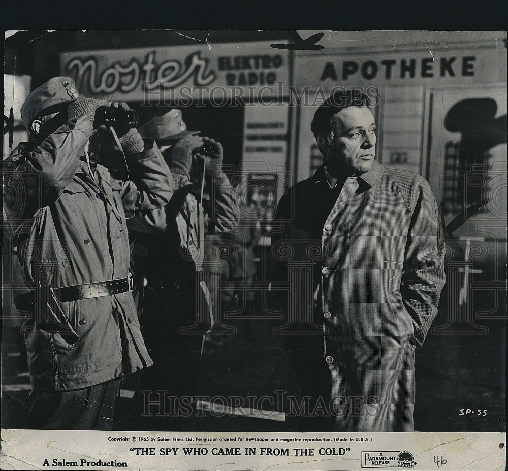 1965 Press Photo Actor Richard Burton &amp; George Mikell In &quot;The Spy Who Came In&quot;- Historic Images