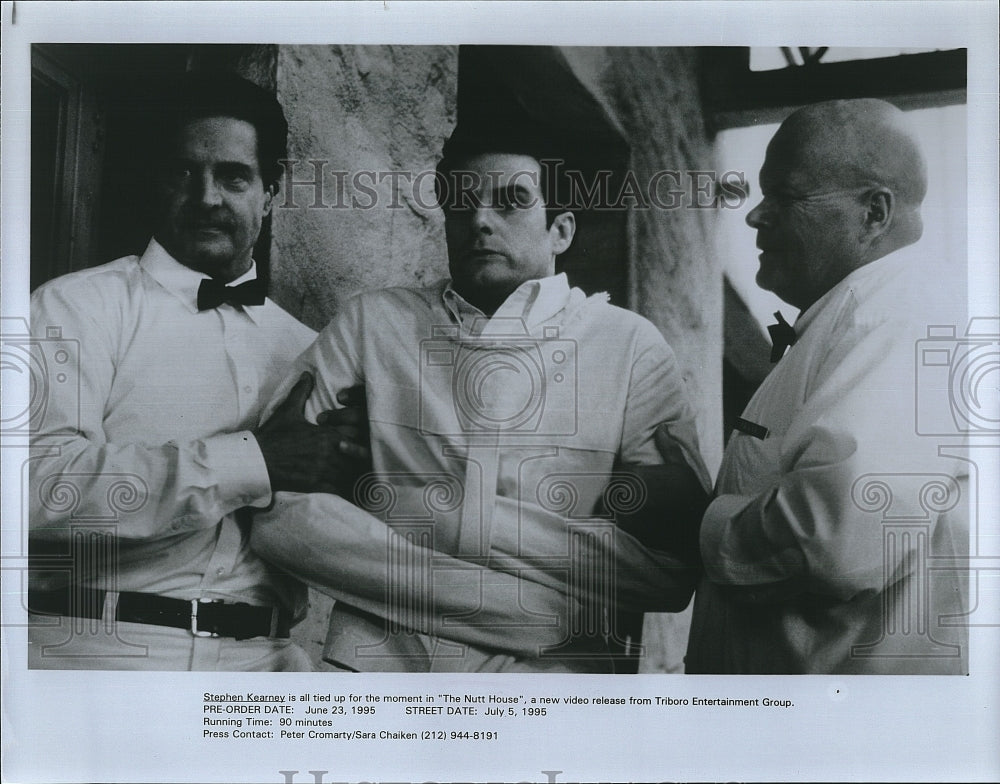 1995 Press Photo Stephen Kearney Actor Scene From Nutt House Movie Film- Historic Images