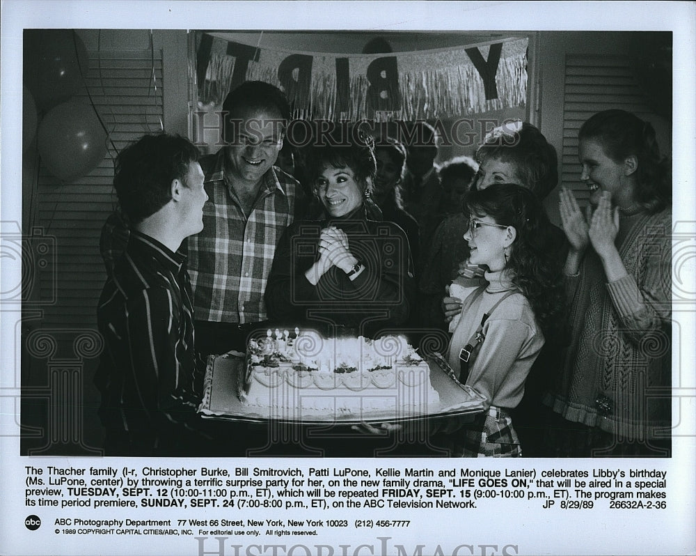 1989 Press Photo The Thacker Family in scene of &quot;Life Goes On&quot;.- Historic Images