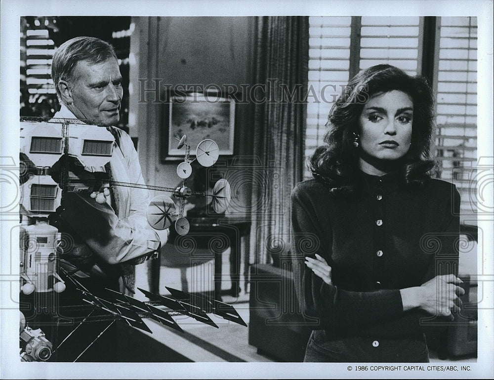 1986 Press Photo Charlton Heston, Tracy Scoggins &quot;The Colbys&quot;- Historic Images