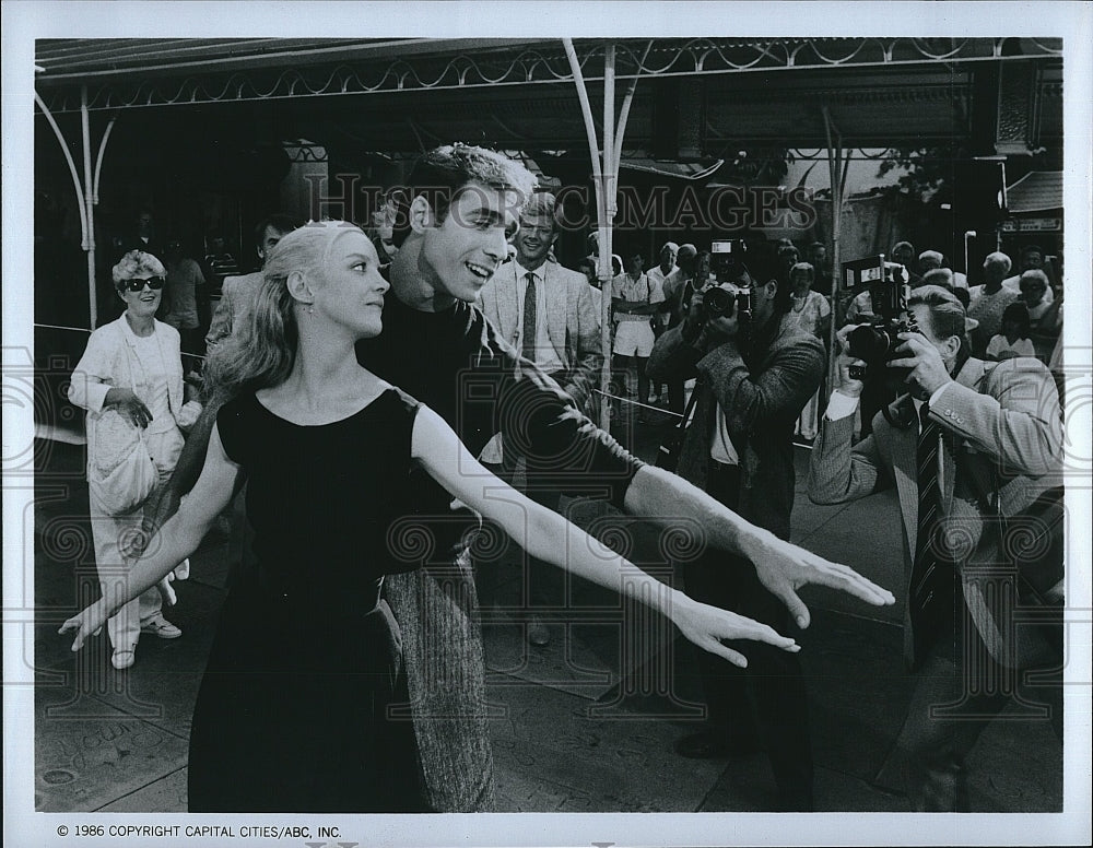 1986 Press Photo Anna Levine and Adrian Paul &quot;The Colbys&quot;- Historic Images