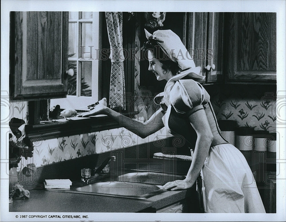 1987 Press Photo Caitlin O'Heaney American Actress Charmings TV Show Series- Historic Images
