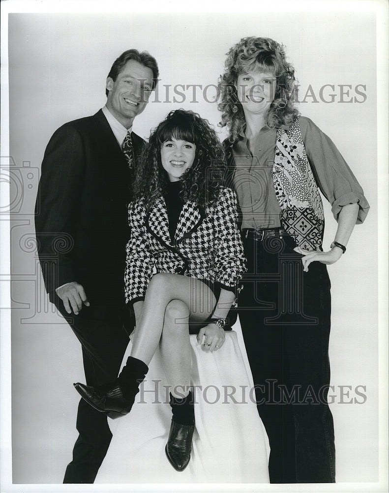 1993 Press Photo Perry King,Olivia Burnette &amp; Connie Ray In &quot;Almost Home&quot;- Historic Images