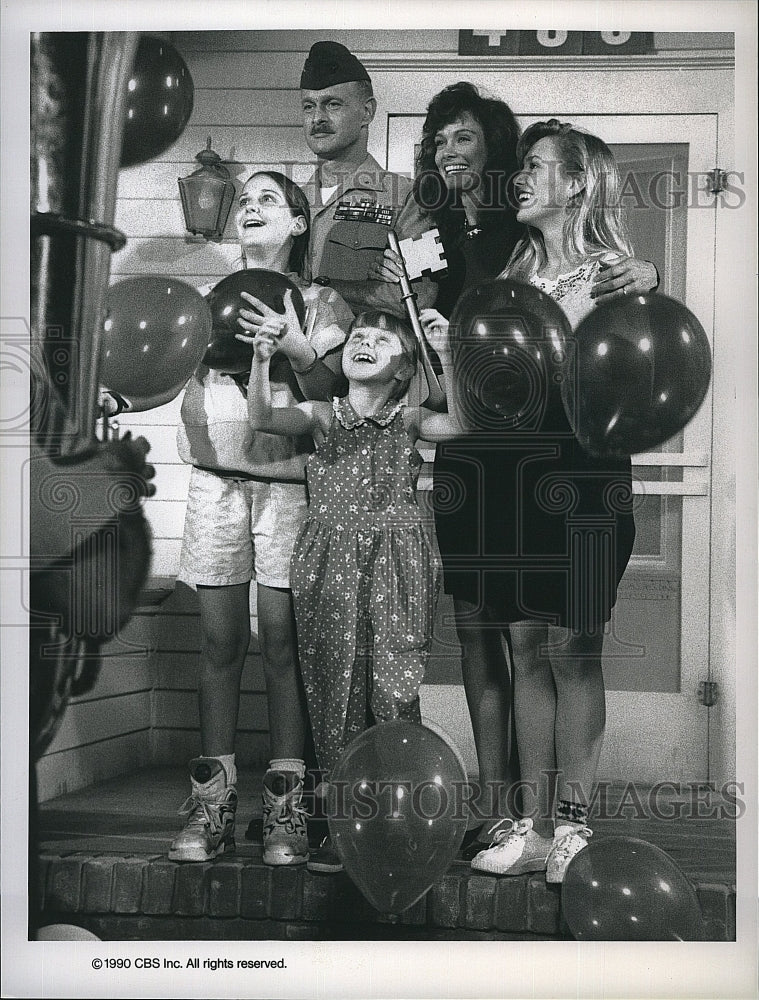 1990 Press Photo Gerald McRaney, Nicole Dubuc,Shanna Reed in &quot;Major Dad&quot;- Historic Images