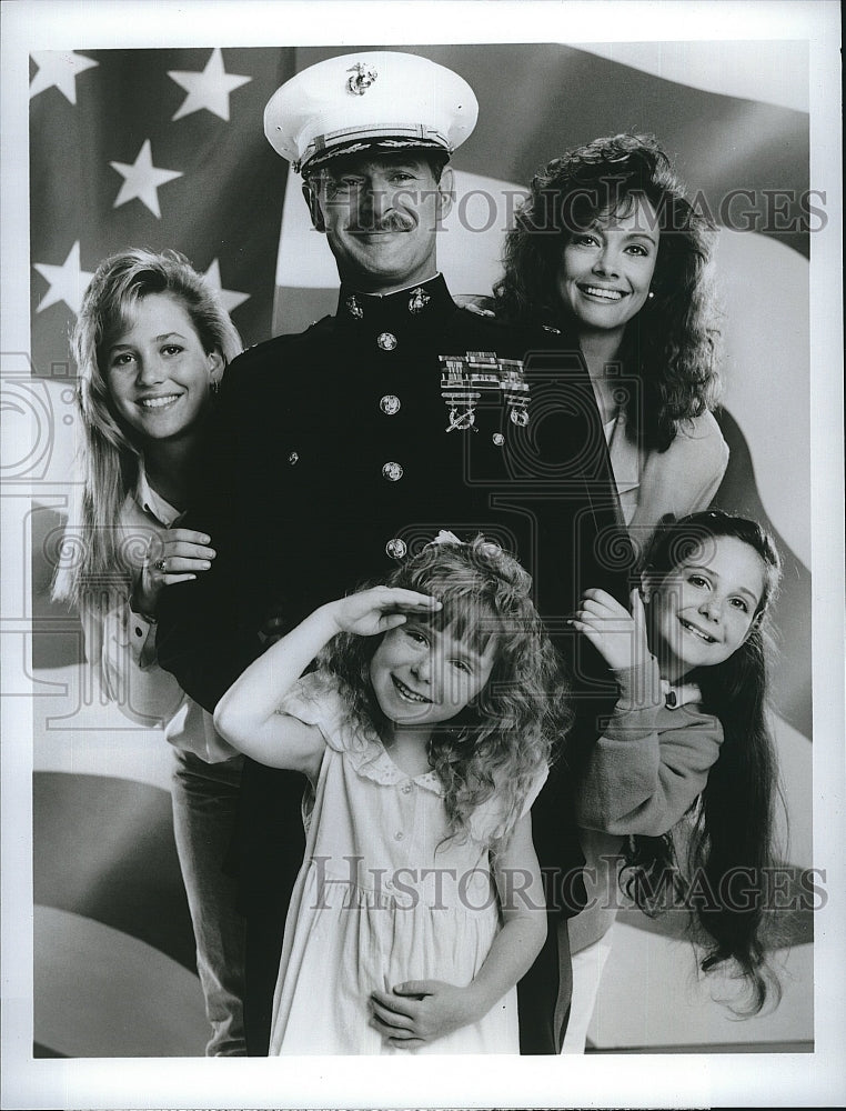 1989 Press Photo Gerald McRaney and Shanna Reed and daughters in &quot;Major Dad&quot;.- Historic Images