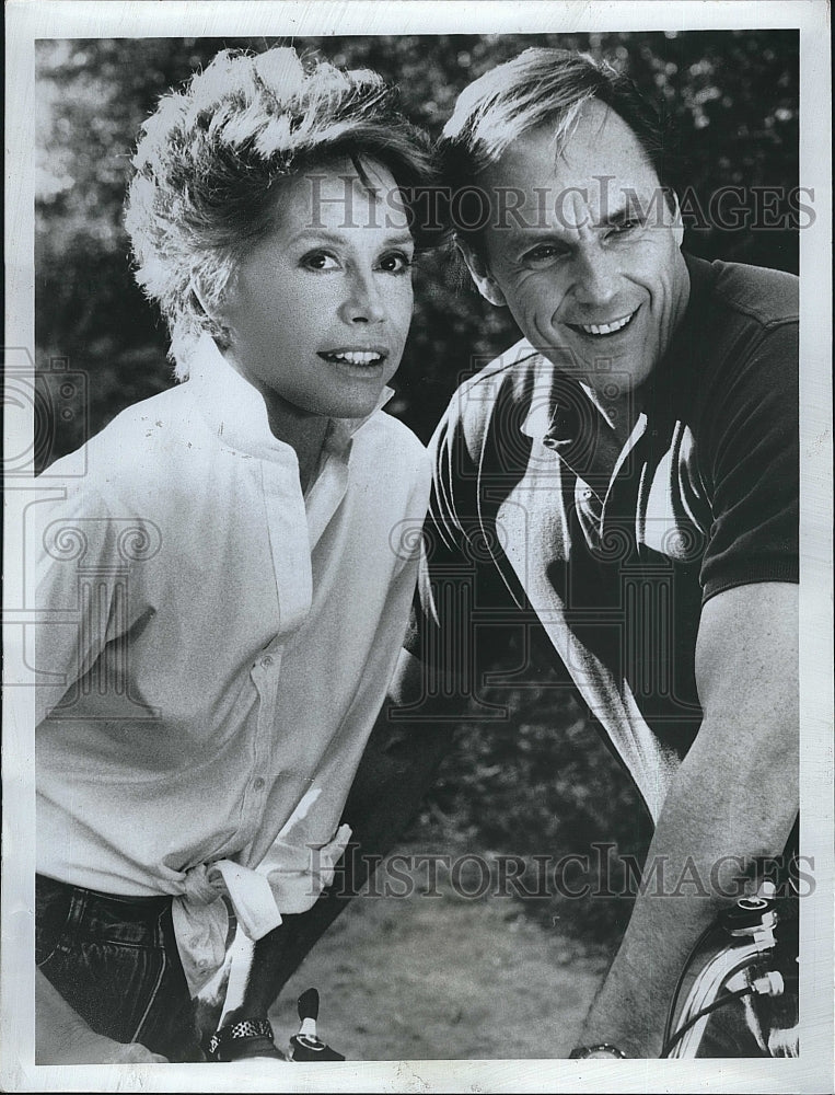 1988 Press Photo Mary Tyler & Edward J. Moore in "Mary Tyler Moore" series- Historic Images