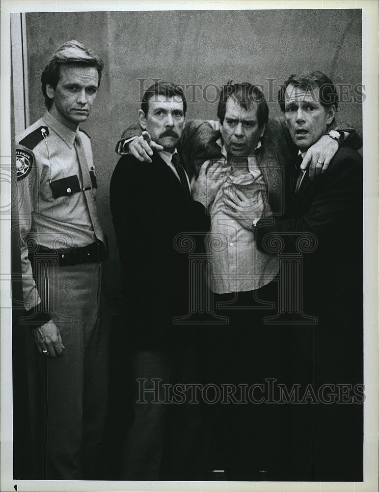 1986 Press Photo Lane Smith, Lee de Broux &amp; Bruce Gray in &quot;Alfred Hitchcock&quot;- Historic Images