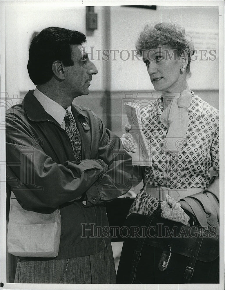 Press Photo Actor Jamie Farr in CBS sitcom &quot;AfterMASH&quot;.- Historic Images