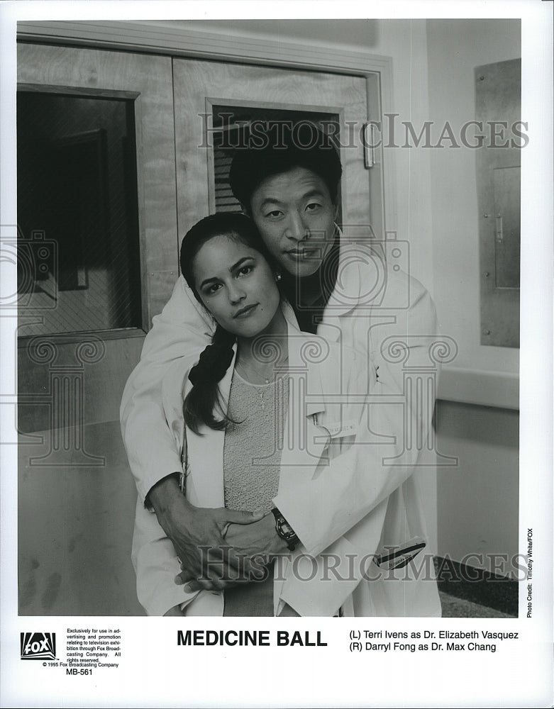 1995 Press Photo Actress Terri Ivens &amp; Darryl Fong in &quot;Medicine Ball&quot;- Historic Images