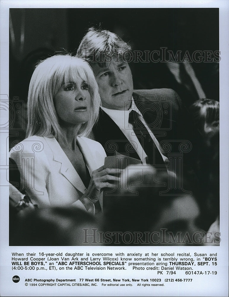 1994 Press Photo Actress Joan Van Ark &amp; Larry Wilcox in &quot;Boys Will Be Boys&quot;- Historic Images