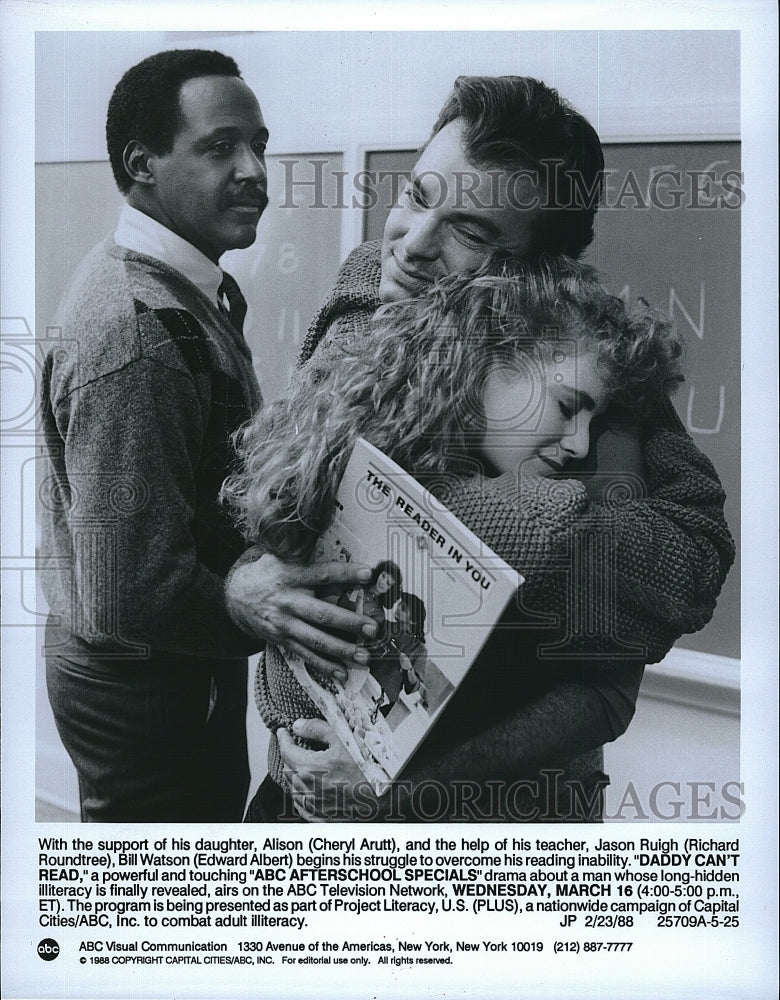 1988 Press Photo Chery Arutt, E. Albert, Richard Roundtree &quot;Daddy Can&#39;t Read&quot;- Historic Images