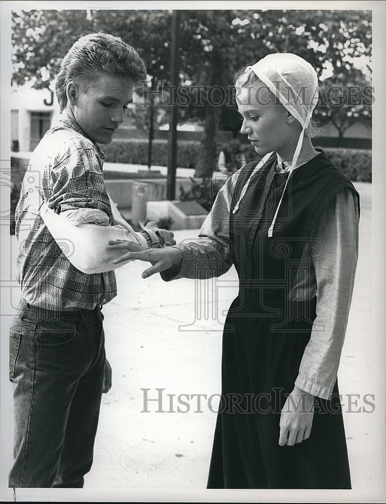 1988 Press Photo Samantha Mathis, Tommy Puett &quot;Aaron&#39;s Way&quot;- Historic Images