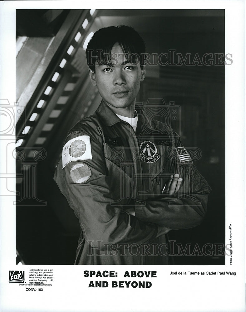 1995 Press Photo Actor Joel De La Fuente In &quot;Space Above And Beyond&quot; - Historic Images