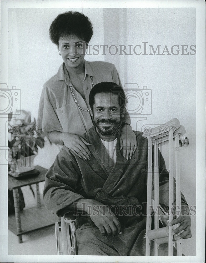 1986 Press Photo Actor Tim Reid &amp; Daphne Maxwell In &quot;Simon &amp; Simon&quot;- Historic Images