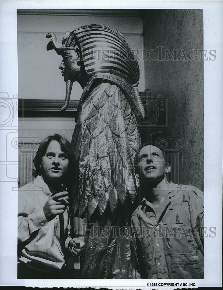 1985 Press Photo British Actor Trevor Eve, Dennis Dugan In Shadow Chasers- Historic Images